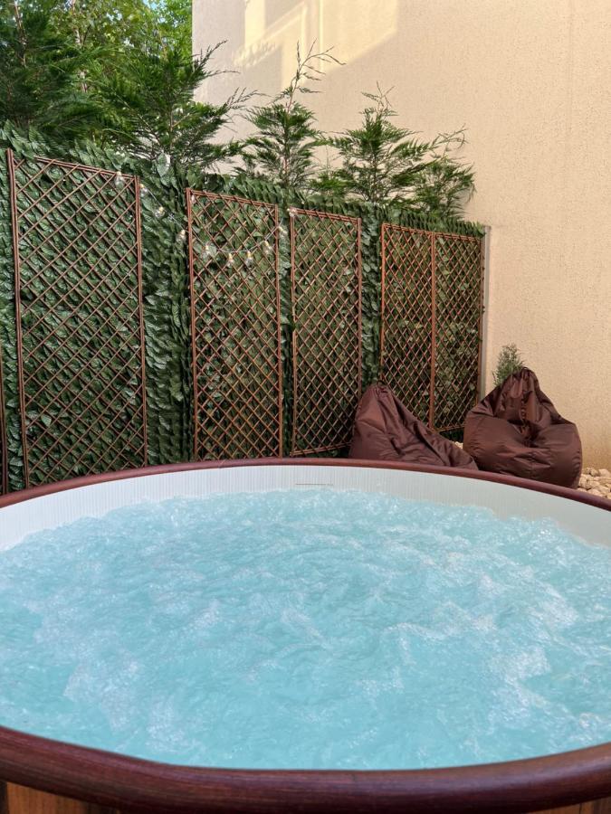Downtown Hidden Garden With Jacuzzi In Bucharest Apartment Exterior photo